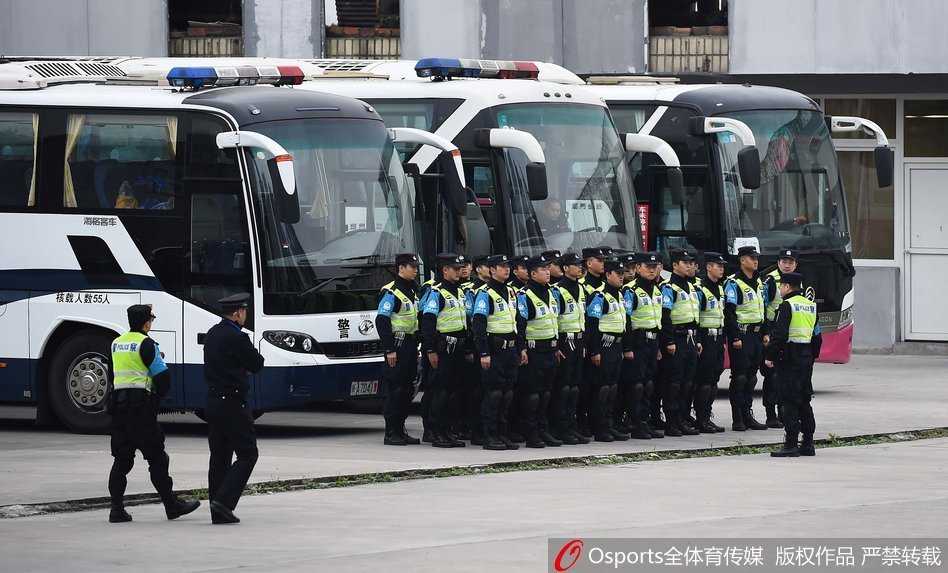 赛场内的通道里，全副武装的特勤人员组成人墙，面无表情地维持着入场秩序，他们的存在让热烈的赛场多了一份肃穆的保障。