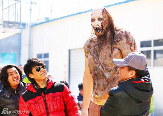 这张近距离的特写镜头清晰地展现了‘红犼’妆容的精细程度。惨白的肤色下，暴起的血管和缝合般的裂痕遍布头顶，一双眼睛透露着非人的冷漠，将惊悚的氛围感拉满，让人不禁对剧中的古墓探险情节充满期待。