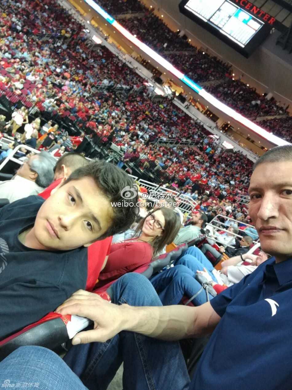 巨人父爱如山，姚明温柔注视身旁已显英姿的爱子，两人并肩而立的身影，仿佛勾勒出中国篮球的未来图景。