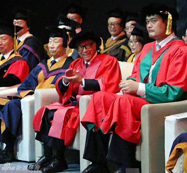 合影环节结束后，李嘉诚先生兴致勃勃地与姚明单独交谈，姚明双手放在身前，身体微微前倾，以