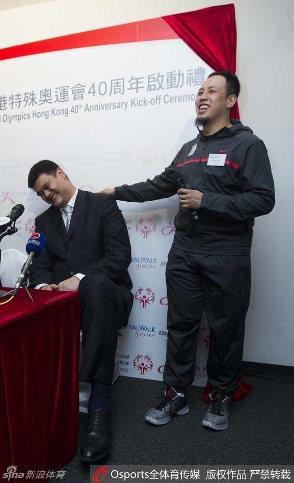 活动现场，姚明与香港特殊奥运会的老友新朋轻松交流，他笑容灿烂毫无明星架子，身边的人们也被他的幽默与真诚感染。