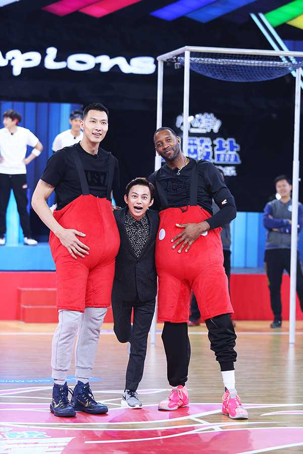 贾乃亮张开双臂对麦迪进行贴身紧逼防守，表情严肃认真，上演牛皮糖式防守