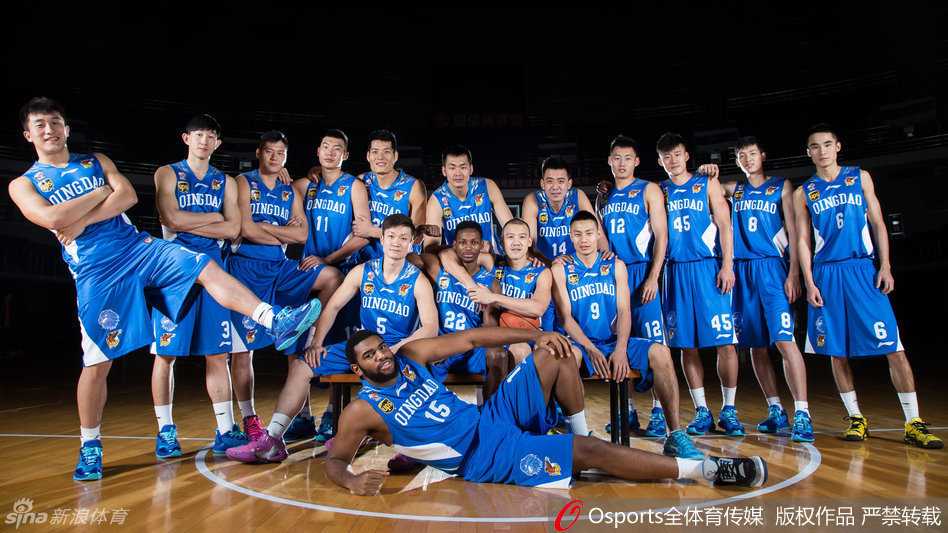 巩晓彬挂帅青岛双星:那支“巩家军”的江湖往事 内线悍将们集结在一起,阿兰·威廉姆斯凭借健硕的身材格外显眼,他和杨庚霖、王庆明等人将共同守护球队的篮下禁区。