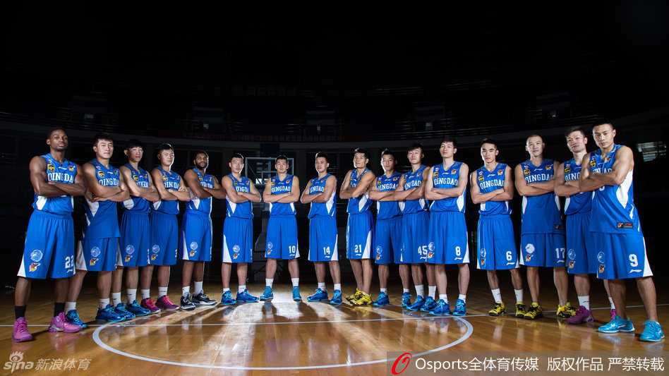 巩晓彬挂帅青岛双星:那支“巩家军”的江湖往事 主教练巩晓彬在场边运筹帷幄,双手抱胸的姿态尽显“逍遥王”的霸气,他的每一次决策都牵动着比赛的走向。