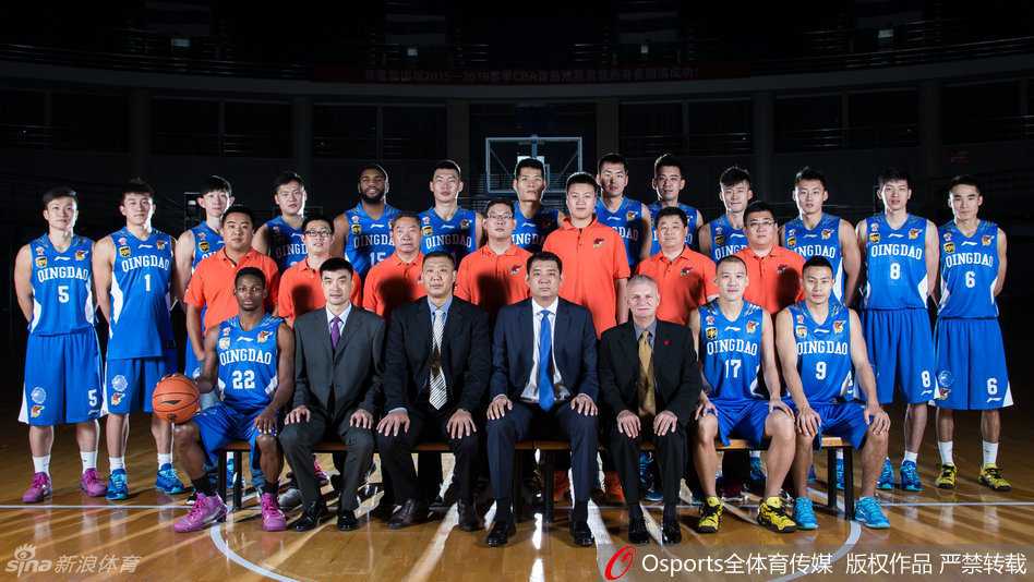 巩晓彬挂帅青岛双星:那支“巩家军”的江湖往事 青岛双星男篮全体将士在赛前合影,教练组与队员们肩并肩,眼神中充满了对新赛季的渴望与坚定。