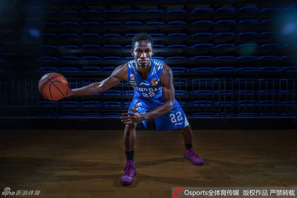 巩晓彬挂帅青岛双星:那支“巩家军”的江湖往事 场上激战正酣,青岛队的球员们积极跑位,孙杰、刘威在外线寻找机会,场上的每一个人都是巩晓彬战术体系中的重要棋子。