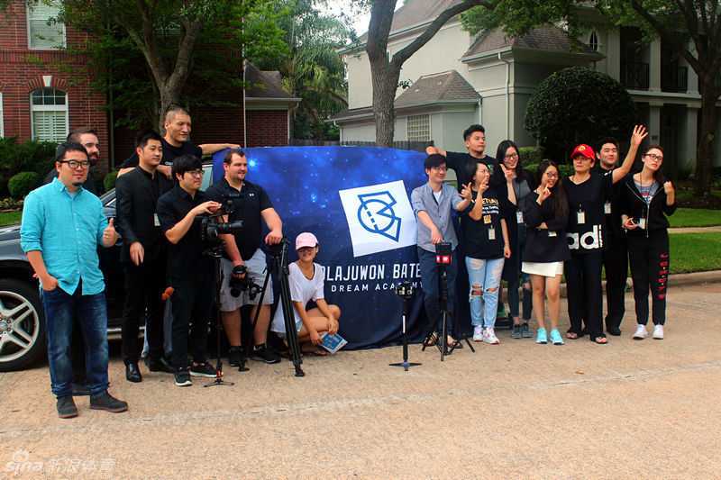 巴特尔倾情助阵篮球少年,真人秀拍摄现场直击“移动长城”的导师风采 身穿简单T恤的巴特尔毫无明星架子,盘腿而坐,在休斯敦的球场边与年轻球员们围成一个圈,神情专注地探讨战术细节,思想的火花在言语间激烈碰撞。