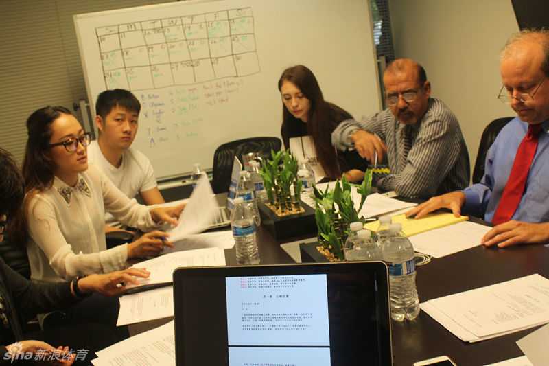 巴特尔倾情助阵篮球少年,真人秀拍摄现场直击“移动长城”的导师风采 拍摄现场紧张而有序,多台专业摄像机从不同角度对准场内,捕捉着巴特尔教学的每一个瞬间,工作人员各司其职,共同打造这部开创性的VR篮球真人秀。