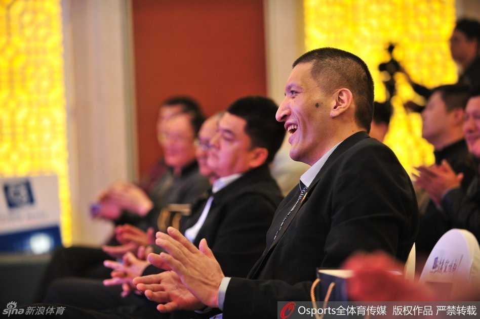 巴特尔在发布会台上笑得开怀，眼神中满是对青少年篮球未来的憧憬，身后的背景板宣告着新赛事的启航。