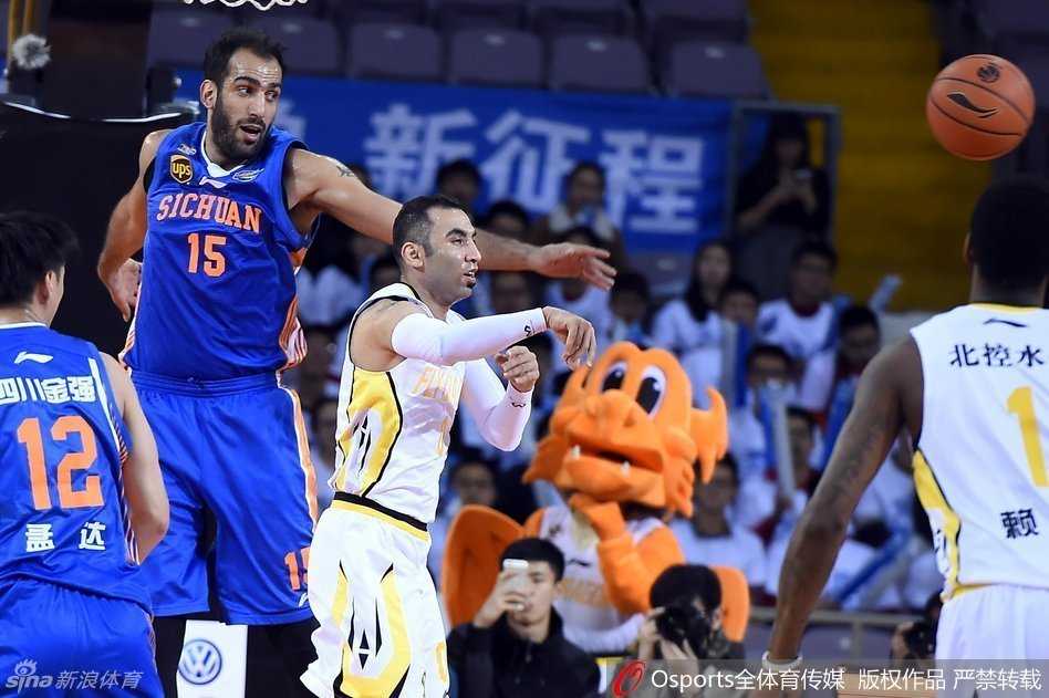 巴蒂斯塔力劈华山,林志杰奋不顾身,那些年CBA的热血瞬间 林志杰奋不顾身突破上篮后重心全失,即将狠狠倒地