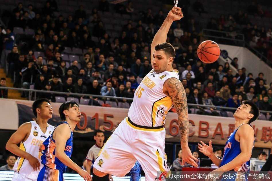 巴蒂斯塔力劈华山,林志杰奋不顾身,那些年CBA的热血瞬间 巴蒂斯塔如大鹏展翅般腾空而起,无视防守完成霸气扣篮