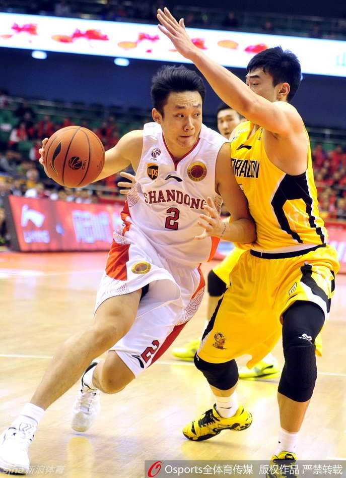 巴蒂斯塔背打与丁彦雨航突破,回首CBA二〇一六群英谱 八一内线邹雨宸腾空而起,双手大力灌篮,他用一记重扣向所有人宣告年轻无极限。