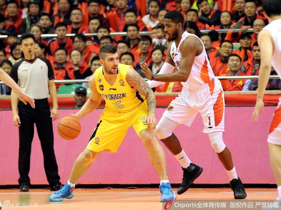巴蒂斯塔背打与丁彦雨航突破,回首CBA二〇一六群英谱 山东悍将睢冉如利箭般刺穿防线,高高跃起的上篮瞬间点燃了主场球迷的激情。