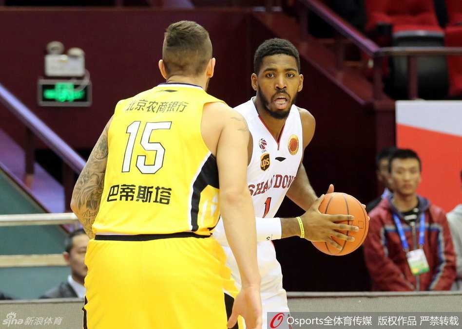 巴蒂斯塔背打与丁彦雨航突破,回首CBA二〇一六群英谱 福特森灵动如兔,在人群中探出脑袋,用夸张的手势指挥队友跑位,他是广厦的场上大脑。