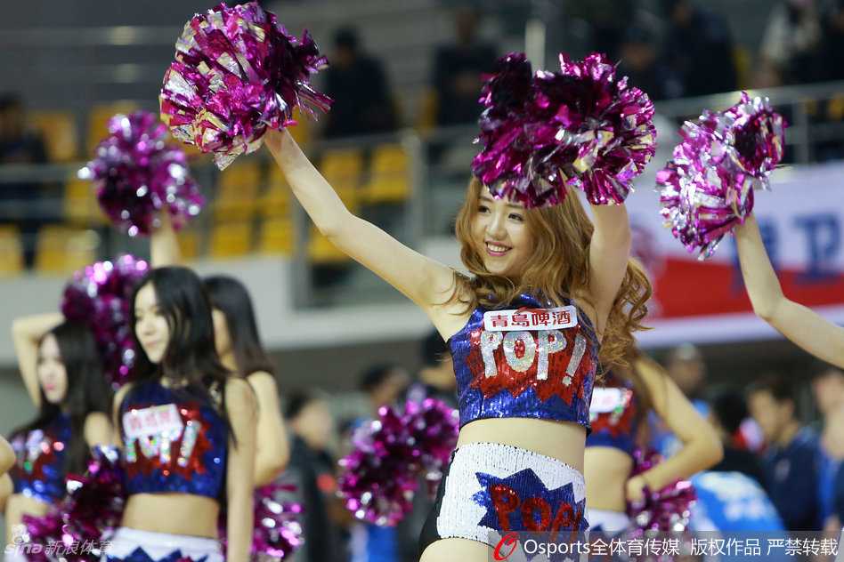 巴蜀侠女燃爆CBA赛场 四川啦啦队携民族风演绎别样篮球热 表演尾声,队员定格在高难度的舞蹈动作上,大长腿在民族风服饰的衬托下尤为抢镜,专业素养与舞台表现力在这一刻完美融合