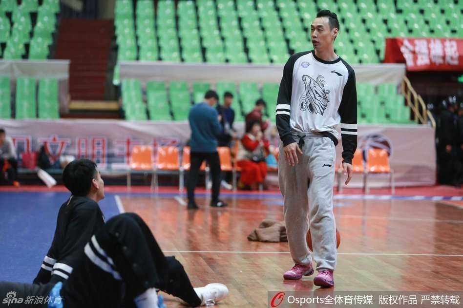 赛前热身，新疆队的球员们正在进行跑篮训练。尽管是客场作战，且面对的是狂热如火的成都球市，他们的神情依然冷峻而专注。这支常规赛主场不败的豪门球队，正试图在喧嚣中寻找到击溃对手的冷静与锋芒。