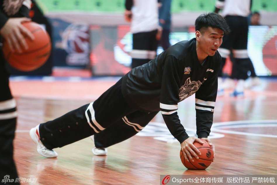 伊朗中锋哈达迪在篮下进行着轻松的勾手练习。他的动作看似漫不经心，但每一次拨球都带着柔和的手感。作为四川队的内线支柱，他的篮板和策应将是球队抗衡新疆豪华内线的关键武器。