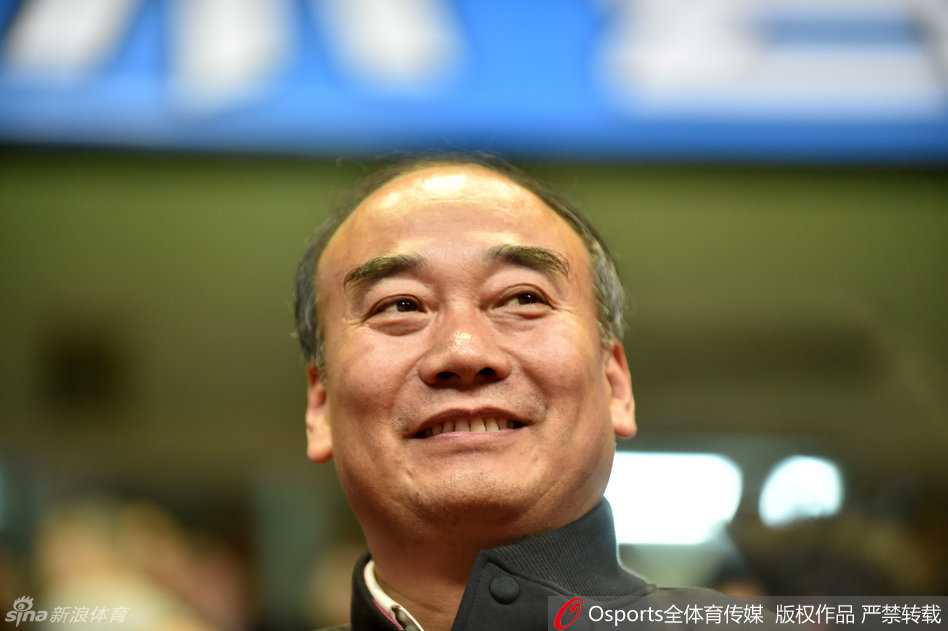 巴蜀篮球圆梦时刻 金强泪光中的至尊荣耀 哈达迪、哈里斯与邓特蒙三位外援紧紧相拥,脸上写满了征服者的豪情。他们身后是看台上沸腾的橙色人浪,作为CBA历史上最成功的三外援组合,他们共同书写了属于“邓哈哈”的冠军传奇。