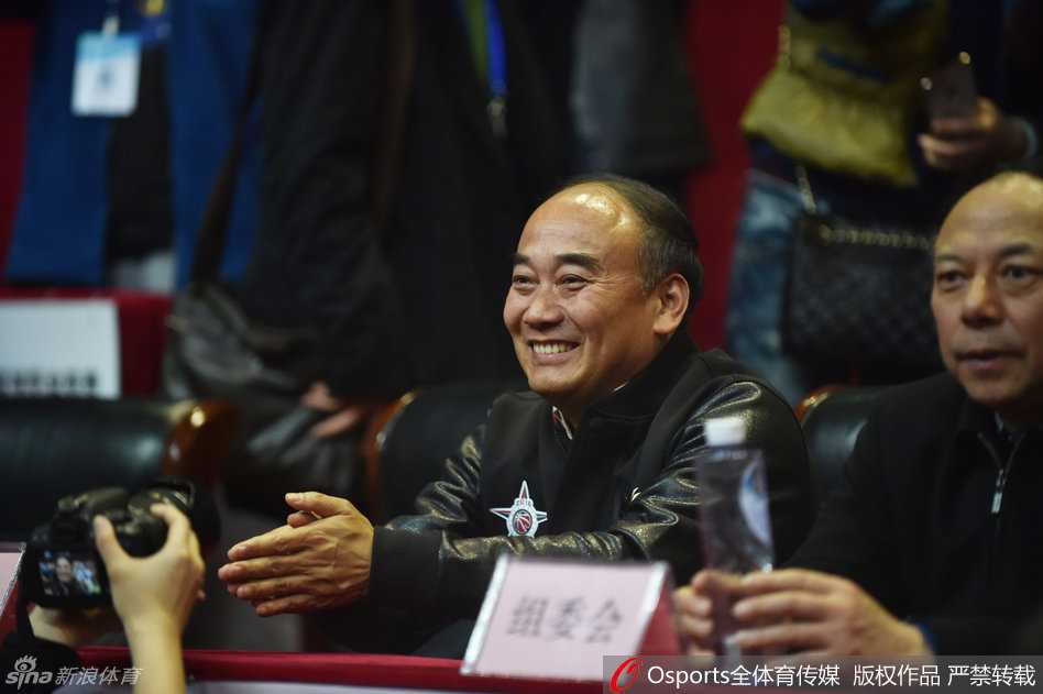 巴蜀篮球圆梦时刻 金强泪光中的至尊荣耀 夺冠后的颁奖典礼上,四川队全体成员簇拥着金光闪闪的至尊鼎。队员们兴奋地伸出手触摸奖杯,五彩的纸屑从天而降,每一张面孔都洋溢着梦想成真的光彩,这一刻属于四川篮球的每一个奋斗者。