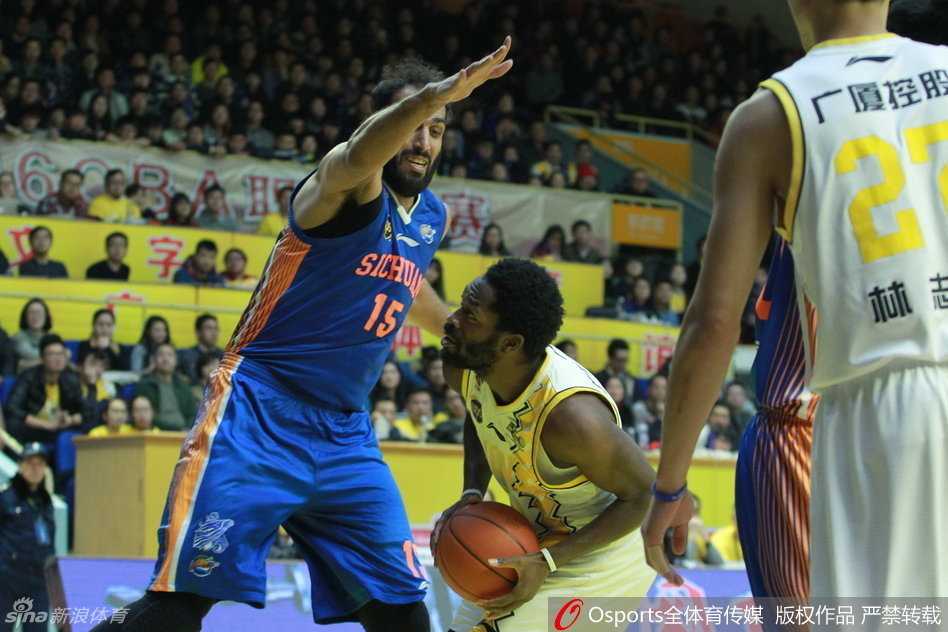 广厦男篮主帅李春江场边神色严峻，目睹球队防线被四川队如潮水般的进攻彻底冲垮。