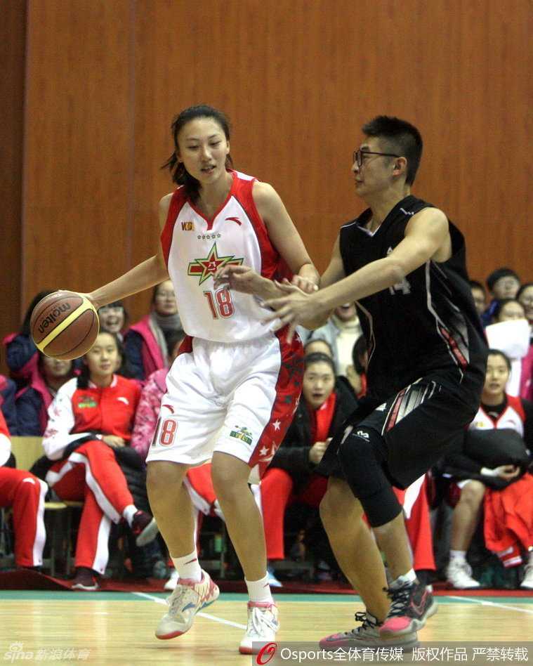 巾帼对决少年军:八一女篮进校园上演温情“性别大战” 八一队员面对防守果敢跃起投篮,虽然对手身材高大,但女篮姑娘动作依然舒展自信