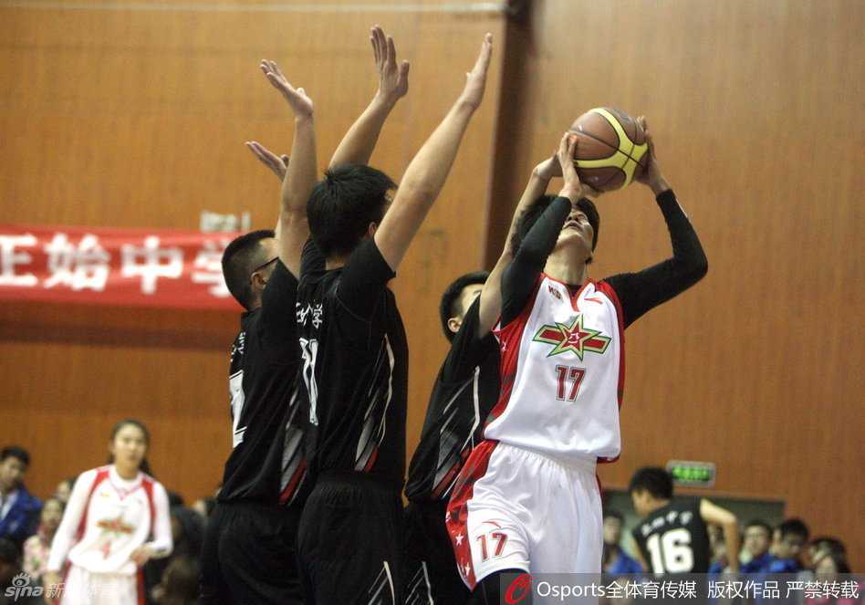 巾帼对决少年军:八一女篮进校园上演温情“性别大战” 面对女篮队员的持球推进,校队男生张开双臂谨慎跟随,眼神中满是敬畏与小心翼翼