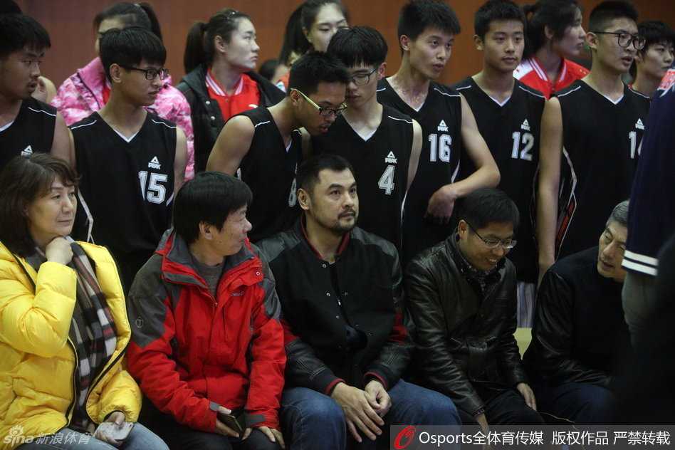 巾帼对决少年军:八一女篮进校园上演温情“性别大战” 高大的女篮队员化身小老师,弯腰低头仔细聆听学生的问题,画面温馨而有爱