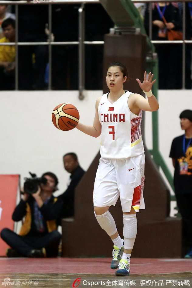 巾帼耀里约:忆2016年中国女篮的峥嵘时刻 孙梦昕在底线伺机而动,送出巧妙传球,眼神中闪烁着智慧的光芒。