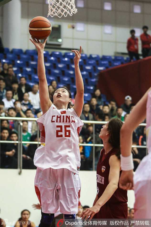 巾帼耀里约:忆2016年中国女篮的峥嵘时刻 赵志芳快速运球推进,身形灵动,正试图从人缝中找出传球的最佳路径。