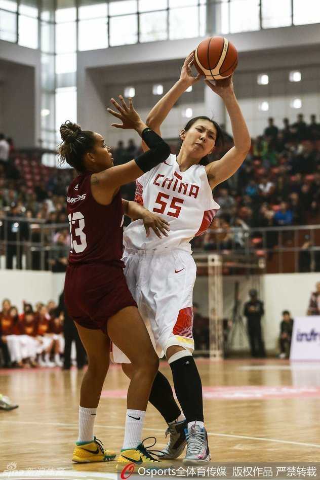 巾帼耀里约:忆2016年中国女篮的峥嵘时刻 露雯运球加速突破防线,身形矫健如离弦之箭,眼神中充满了向前的冲劲。