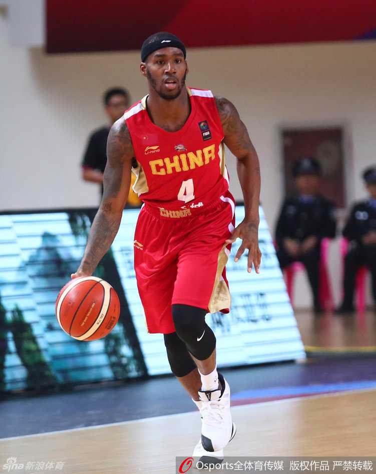 俞长栋上篮瞬间,他高高跃起,在空中舒展身体,面对补防轻巧挑篮得分,为球队吹响了反攻的号角