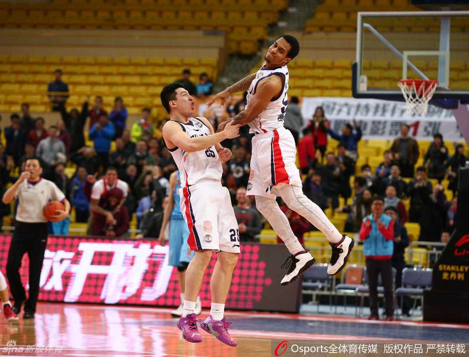 贝尼蒙寸步不离死磕布莱切，用一次次顽强的顶防让NBA级巨星全场迷失。