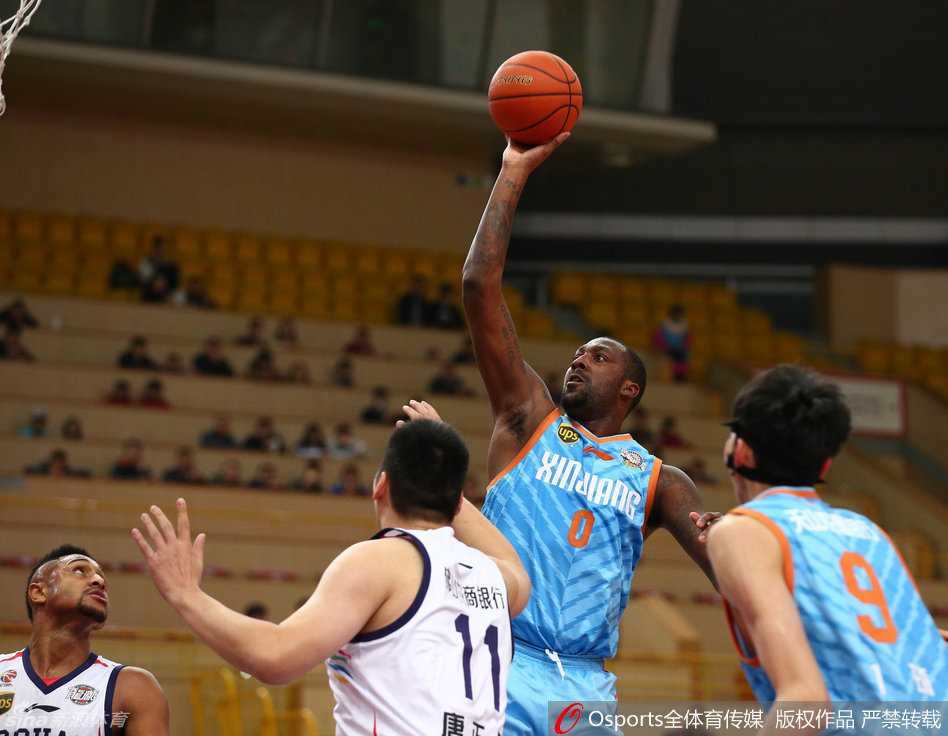 布朗绝命一击点燃佛山,新疆群星黯淡吞下爆冷苦果 李根凭借强壮的身体篮下强起,如同推土机一般碾压对手防线轻松取分。