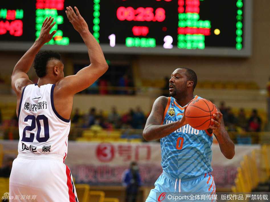 布朗绝命一击点燃佛山,新疆群星黯淡吞下爆冷苦果 兴奋的佛山将士们紧紧相拥,这场意料之外的胜利让替补席彻底陷入狂欢。