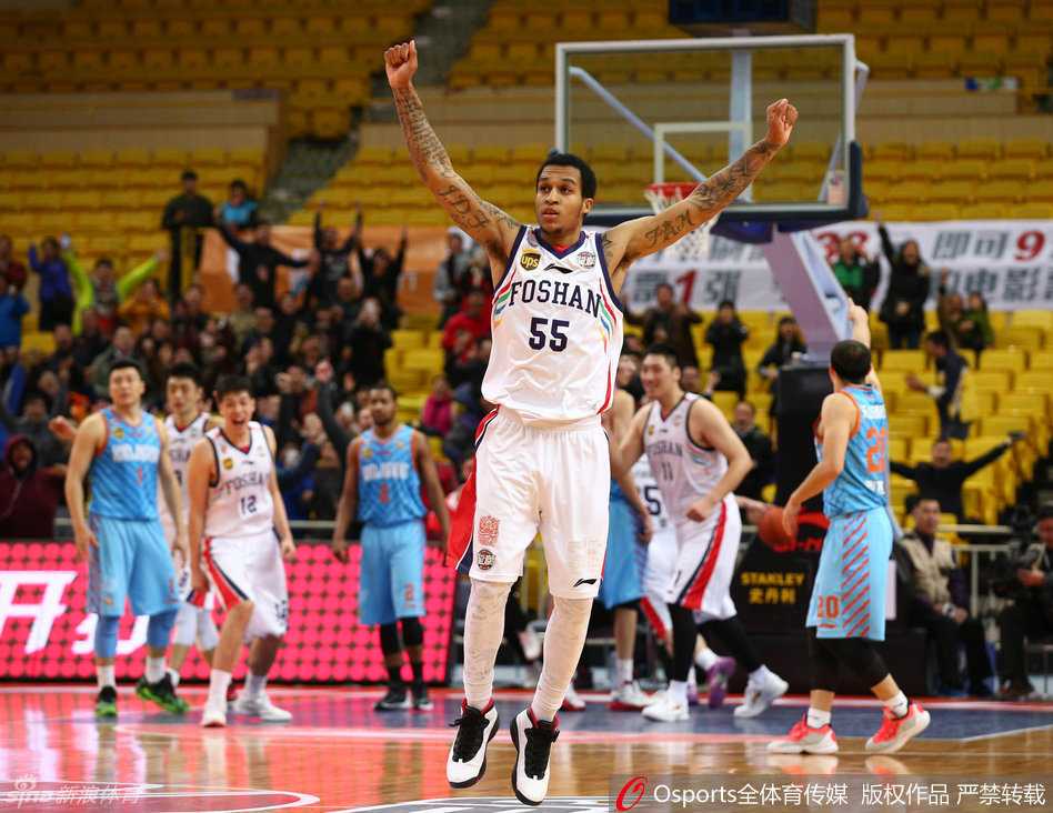 布朗绝命一击点燃佛山,新疆群星黯淡吞下爆冷苦果 布朗化身救世主,终场前一秒三分打板神奇绝杀!佛山主场瞬间陷入疯狂。