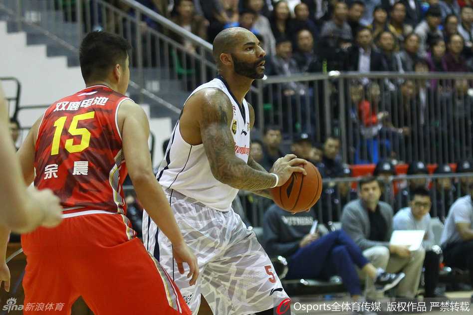 身披广东队战袍的布泽尔在罚球线附近略显谨慎地持球，眼神中透露出对新联赛的观察与试探，仿佛在丈量着CBA赛场的每一寸地板。