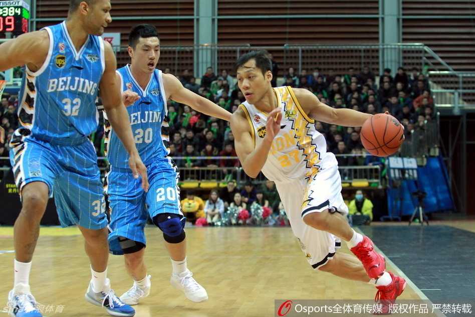 帕戈压哨绝杀引爆激情 京浙大战肉搏记 林志杰利用节奏变化,如利刃般强行突破北京队的防线,他弓着身子,准备杀入内线上篮。