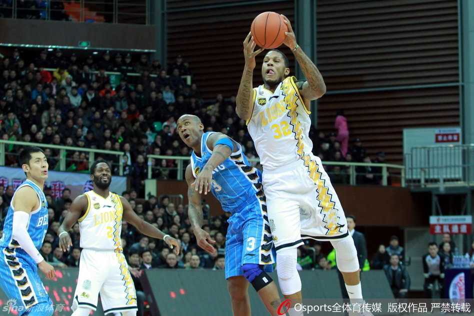 帕戈压哨绝杀引爆激情 京浙大战肉搏记 方硕在人群中牢牢护住球权,面对对手的长臂干扰,他重心压低,寻找将球安全转移给队友的机会。