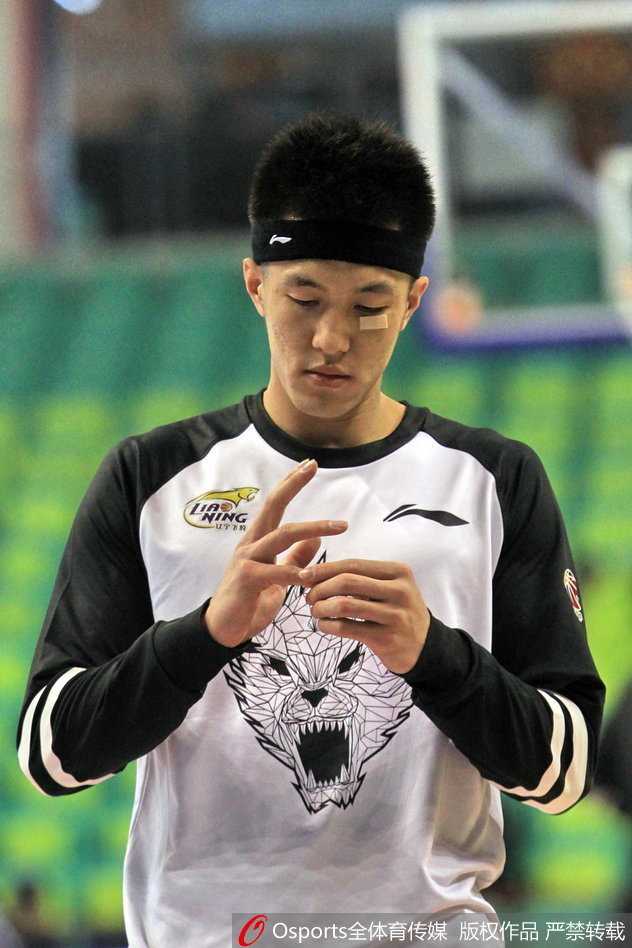 带伤复出拼劲十足 郭艾伦贴创可贴书写硬汉篇章 郭艾伦与队友击掌相互鼓励,赛前的热身氛围轻松而又充满斗志,他脸上的创可贴在灯光下格外醒目。