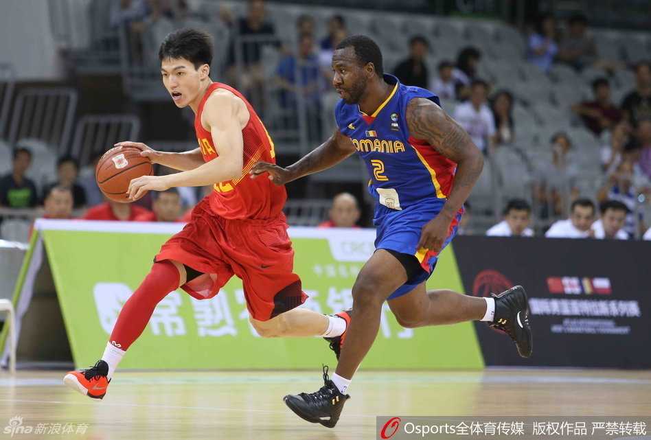 胡金秋在格鲁吉亚球员的严密包夹下，毫无惧色，高高跃起强行上篮，展现出了年轻内线的强硬与果敢。