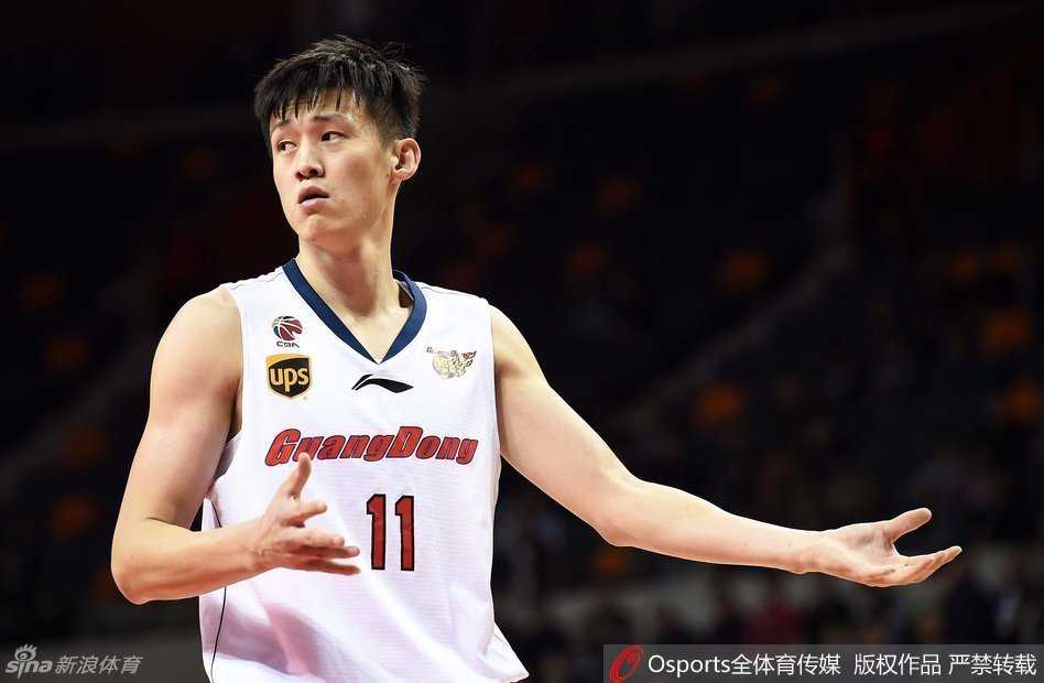 广东宏远·黄金一代:那些年在篮下劈开的胜利之门 高尚在有限的上场时间里果断出手,皮球应声入网,年轻球员的每一次得分都来之不易。