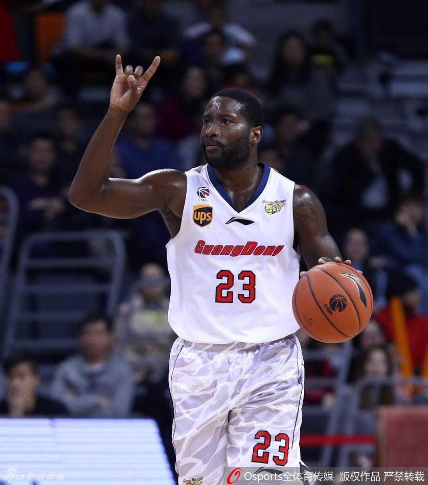 广东宏远·黄金一代:那些年在篮下劈开的胜利之门 周鹏面对防守人急停跳投,皮球划过一道完美弧线,这是他全场手感火热的又一次标志性进攻。