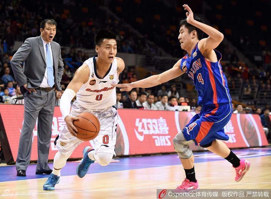 广东宏远·黄金一代:那些年在篮下劈开的胜利之门 布泽尔背身顶防对手,利用经验巧妙转身,用一记招牌式的跳投将球稳稳送入篮筐。