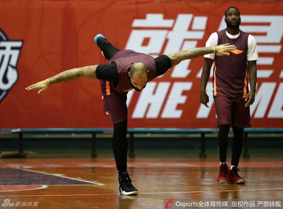 广东宏远厉兵秣马迎劲敌 布泽尔演大鹏展翅易建联领衔备战 布泽尔在训练中舒展双臂,动作幅度极大,宛如大鹏展翅,瞬间点燃了训练场的激情。