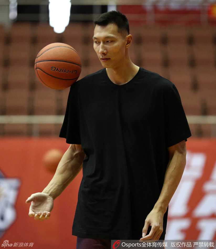 广东宏远厉兵秣马迎劲敌 布泽尔演大鹏展翅易建联领衔备战 易建联神情专注,在助教的辅助下进行拉伸,身体的柔韧性和力量感展露无遗。