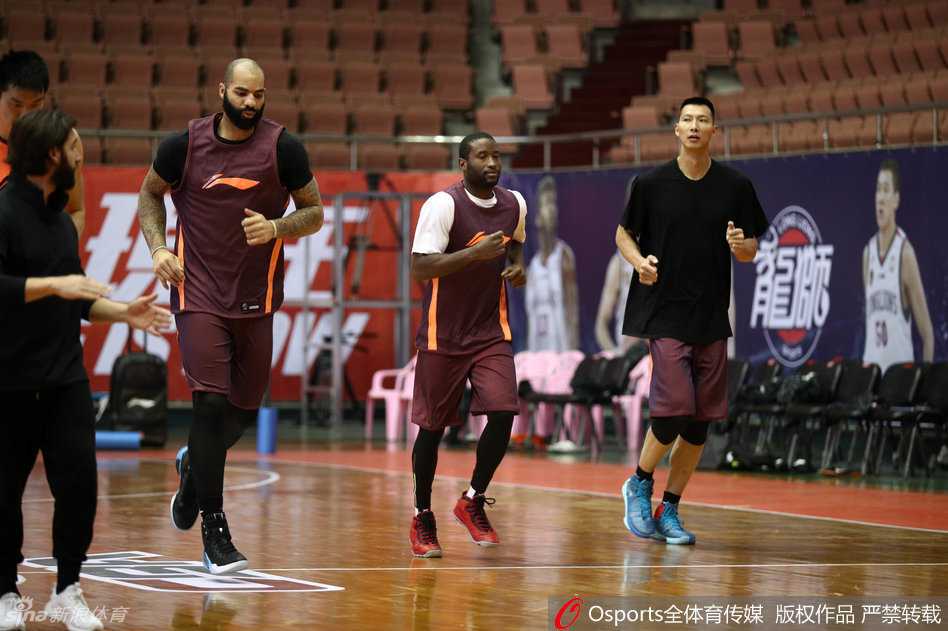 广东宏远厉兵秣马迎劲敌 布泽尔演大鹏展翅易建联领衔备战 广东宏远全队集合,球员们围拢在主教练身边,认真聆听战术布置,团队凝聚力十足。