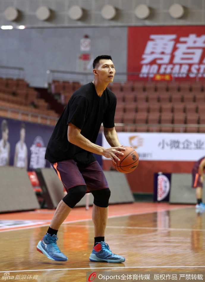 广东宏远厉兵秣马迎劲敌 布泽尔演大鹏展翅易建联领衔备战 布泽尔进行折返跑练习,步伐沉稳而有力,体能充沛,老将风采不减当年。