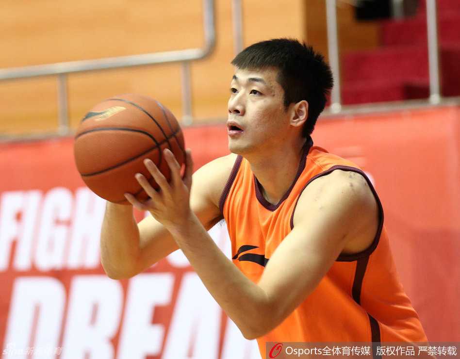 广东宏远厉兵秣马迎劲敌 布泽尔演大鹏展翅易建联领衔备战 易建联面对防守人模型,高高跃起完成跳投,投篮动作标准流畅,眼神中充满自信。