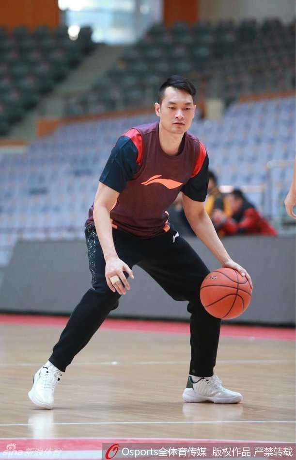 广东宏远备战瞬间:阿联绝技亮眼,将帅齐心冲刺新季 斯隆在训练中持球组织,脸上带着开心的笑容融入全队