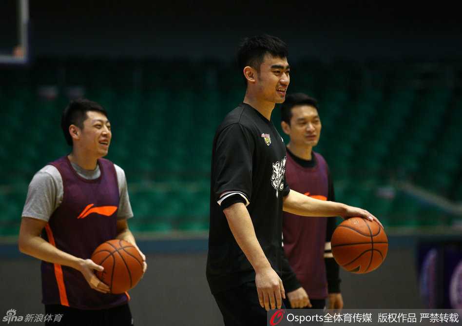 周鹏在训练中极为专注，作为国内顶尖的锋线防守者，他正在拉伸身体，准备在即将到来的恶战中用自己的长臂去干扰对方核心比斯利的每一次出手。